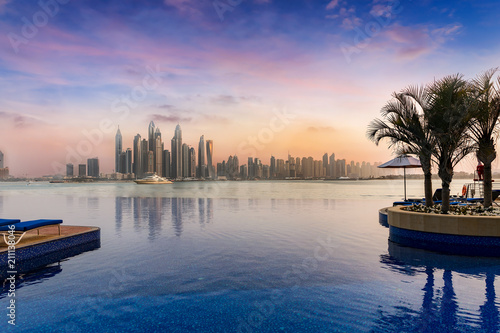Obraz Dibond Widok na Dubai Marina o zachodzie słońca z basenem na pierwszym planie