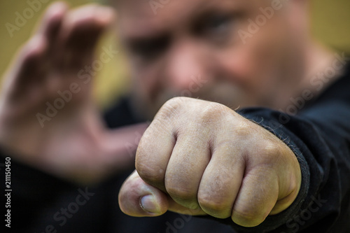 Photo  a man brutally hits his fist
