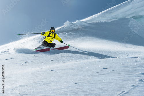 Obrazy Narciarstwo  calkowita-dlugosc-jazdy-na-nartach-po-swiezym-sniegu-profesjonalny-narciarz-poza-torem-na-a