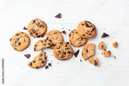 Cuadros en Lienzo American cookies with chocolate chips on white wooden background