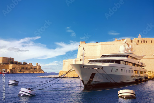 Photographie  Luxury yacht and medieval Fort San Angelo