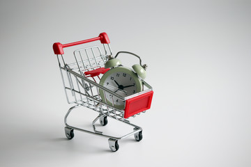 The alarm clock pointing to 10:10 in the shopping cart.