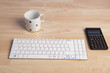 Tastatur mit Taschenrechner und Tasse
