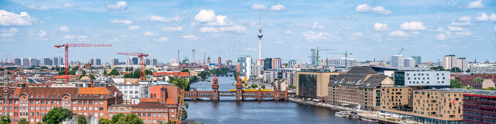 Obraz na płótnie Berlin Panorama mit Blick über Friedrichshain und Kreuzberg w salonie