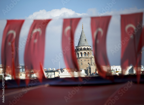 Plakat Wieża galata za tureckimi flagami