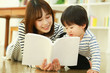 © yamasan - 本を読む親子
