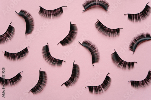 Fotomural Black false lashes strips on pink background