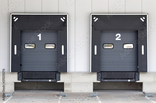 Fotografía loading docks for trucks at warehouse