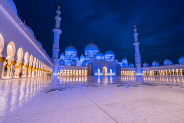 Wall Mural - Sheikh Zayed Grand Mosque viewed at night in Abu-Dhabi, UAE