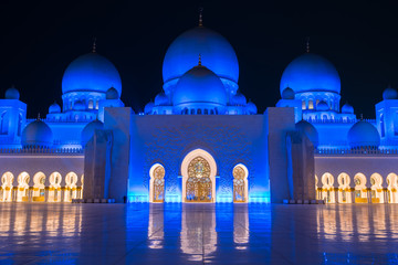 Wall Mural - Sheikh Zayed Grand Mosque viewed at night in Abu-Dhabi, UAE