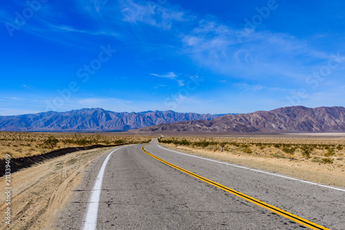 アメリカ大陸の荒野を貫く真っ直ぐな一本道 Stock Photo Adobe Stock アメリカ大陸の荒野を貫く真っ直ぐな一本道 Stock Photo Adobe Stock