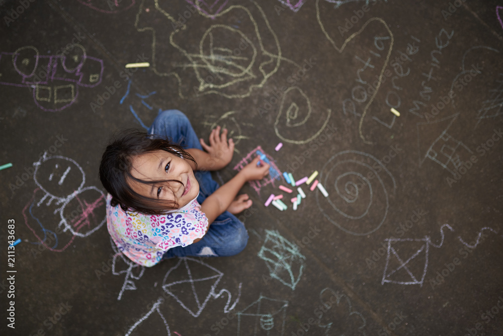 Asian small girl with chalk - obrazy, fototapety, plakaty 