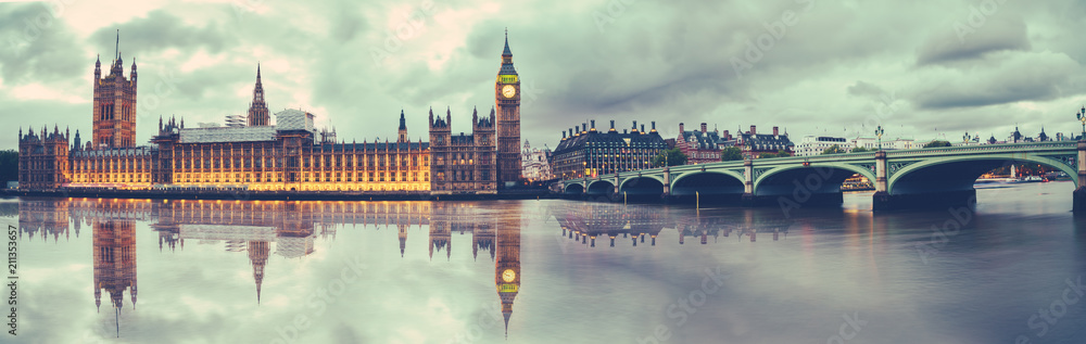 Panoramic view of Houses of Parliament, Big Ben and Westminster Bridge with reflection, London - obrazy, fototapety, plakaty 