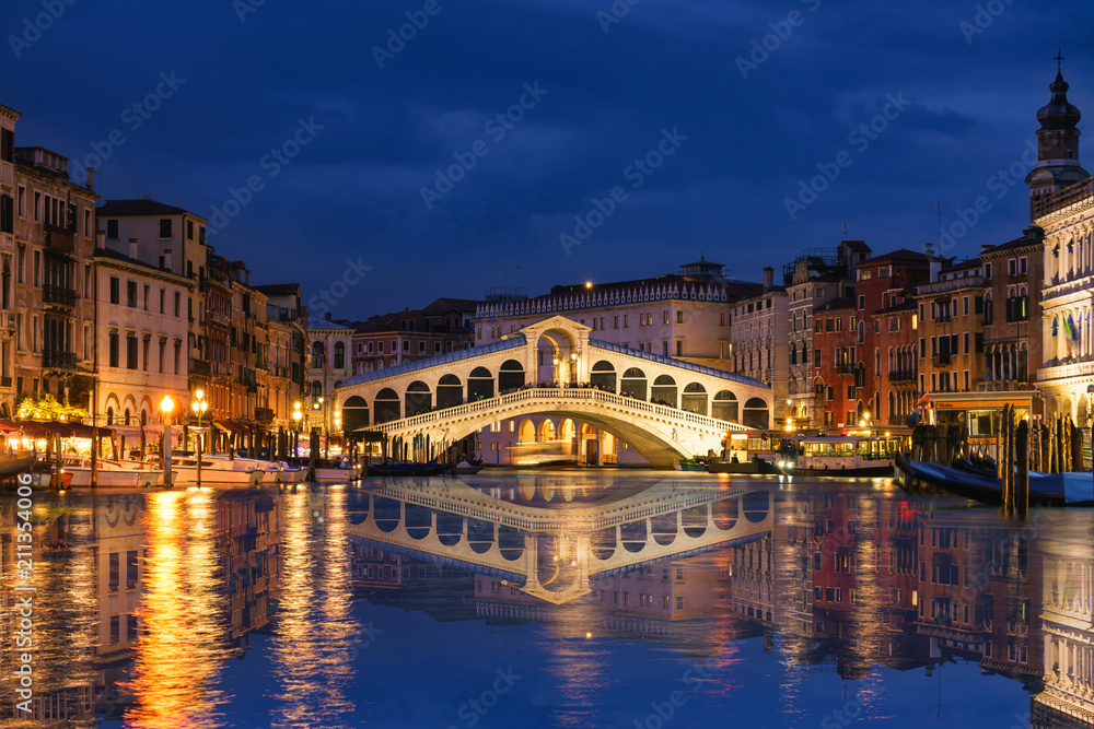 Rialto bridge and Garnd Canal at night in Venice, Italy - obrazy, fototapety, plakaty 