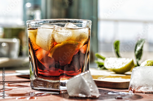 Fotografía rum, alcohol, glass, cocktail, drink, background, closeup, ice, lime, beverage,