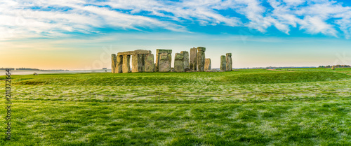 Cuadros en Lienzo Morning view of Stonehenge in winter England