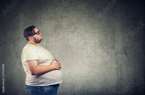 Fotografía Overweight man with big belly