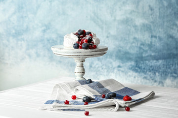 Fototapete - Stand with tasty Pavlova cake on table