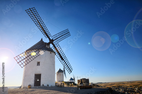 Plakat Consuegra jest niewielkim miastem w hiszpańskim regionie Castilla-La Mancha, znanym ze względu na historyczne wiatraki, Caballero del verdegaban to nazwa wiatraka