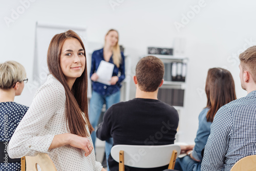 Fotomural Young woman in a lecture turning to camera