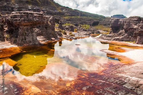 el-pozo-waterwhole-na-szczycie-roraima-tepui-la-gran-sabana-wenezuela