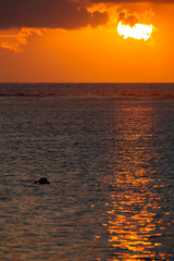 Sticker - Sonnenuntergang bei Le Morne auf Mauritius, Afrika.