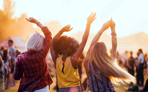 Fotomural Multiethnic friends celebrating summer holi festival