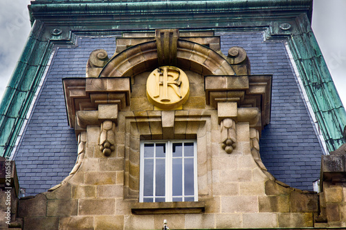 Fotografering monogram of the house owner under the lush canopy of stone