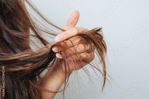 Cuadros en Lienzo Girl holding her hair in her hand