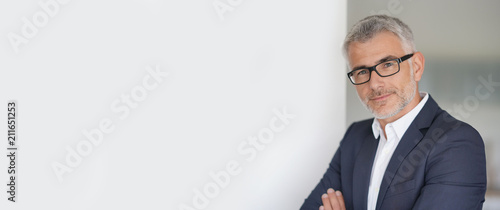 Fotomural Businessman in grey suit, isolated