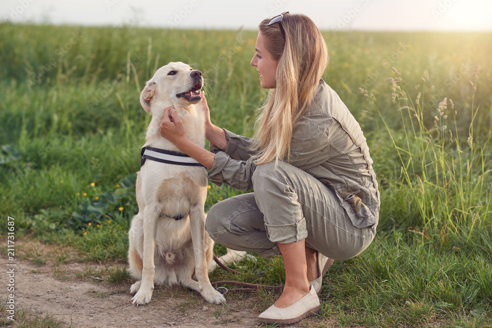 Junge Frau spielt mit ihrem Hund Stock Photo | Adobe Stock