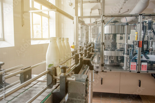 Fotomural Conveyor belt with white milk bottles