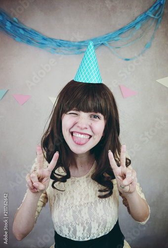 Fotografie, Tablou Chica joven y muy feliz celebrando su cumpleaños