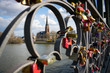 Frankfurt visto de ponte com cadeados.