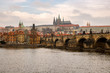 Paisagem de Praga com o rio.
