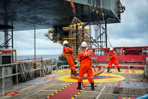 Cuadros en Lienzo Personal basket tranfer form supply boat to oil&gas rig offshore during crew change by boat