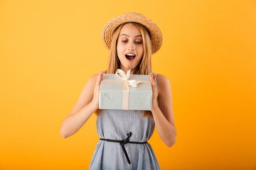 Poster - Portrait of a cheerful young blonde woman in summer hat