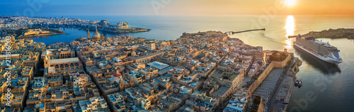 Fotografía Valletta, Malta - Aerial panoramic view of Valletta with Mount Carmel church, St