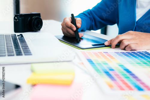 Cuadros en Lienzo Graphic designer and Photographer working
