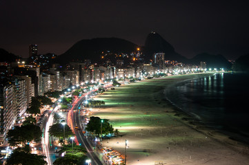 Fototapete - Copacabana Beach at Night with the Sugarloaf Mountain in the Horizon, Rio de Janeiro, Brazil