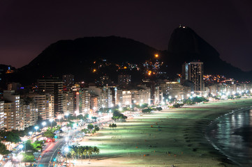 Fototapete - Copacabana Beach at Night with the Sugarloaf Mountain in the Horizon, Rio de Janeiro, Brazil