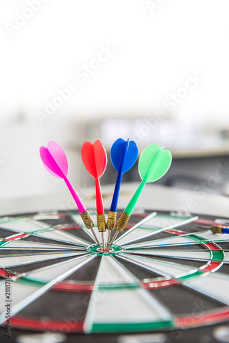 Cuadros en Lienzo Business successful and goal concep with dart board game