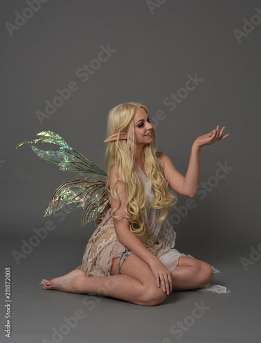 Fotografía full length portrait a blonde girl wearing fairy costume