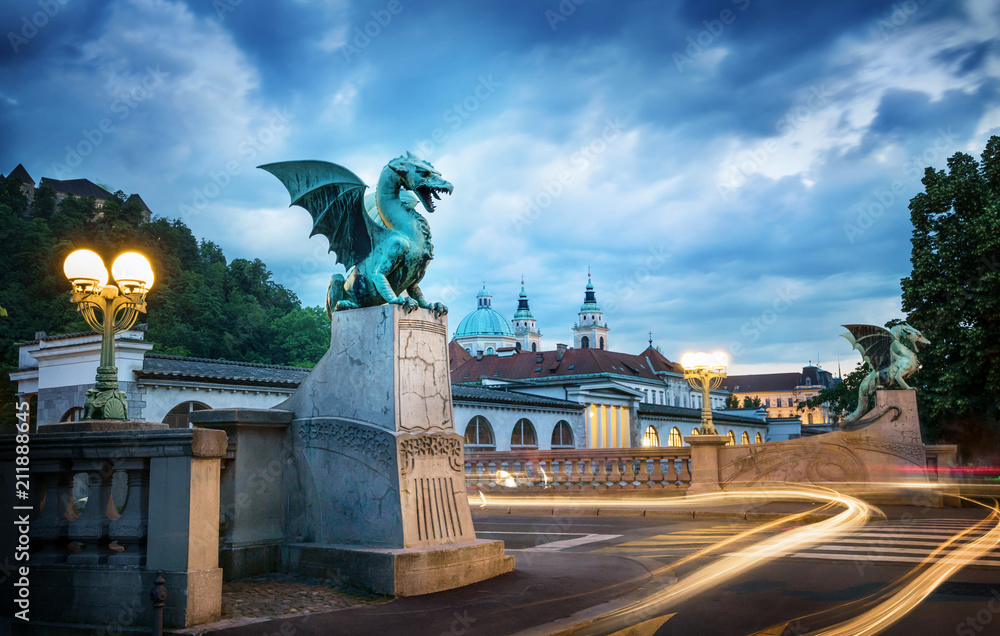 Obraz na płótnie  Dragon bridge (Zmajski most), symbol of Ljubljana, capital of Slovenia, Europe. Long exposure. Time lapse. w salonie