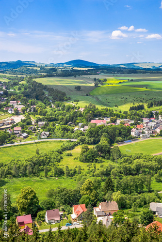 Plakat Zielona Góra  wiejski-krajobraz-w-dolinie-panoramiczny-widok-na-miasto-z-domami-na-pogorzu-z-zielenia