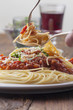 Spaghetti mit Tomatensauce auf einem Teller