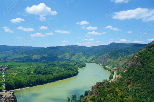 Foto Panoramic aerial view of beautiful Wachau Valley with the historic town of Durns