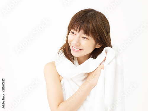 お風呂上がりに髪を拭く女性 Buy This Stock Photo And Explore Similar Images At Adobe Stock Adobe Stock お風呂上がりに髪を拭く女性 Buy This Stock Photo And Explore Similar Images At Adobe Stock Adobe Stock