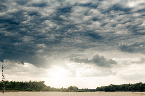 Zdjęcie XXL Sztormowe chmury nad plażą i Vistula rzeką blisko od Warszawa, Polska.