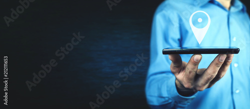 Fotomural Man holding phone with GPS icon. Concept of mobile navigation